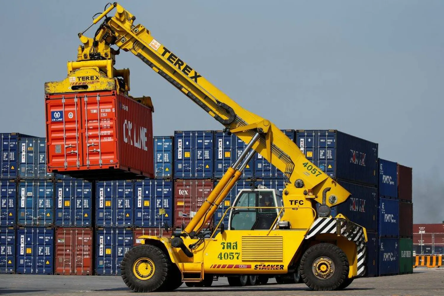 شاحنة تنقل حاويات في ميناء بانكوك (رويترز)