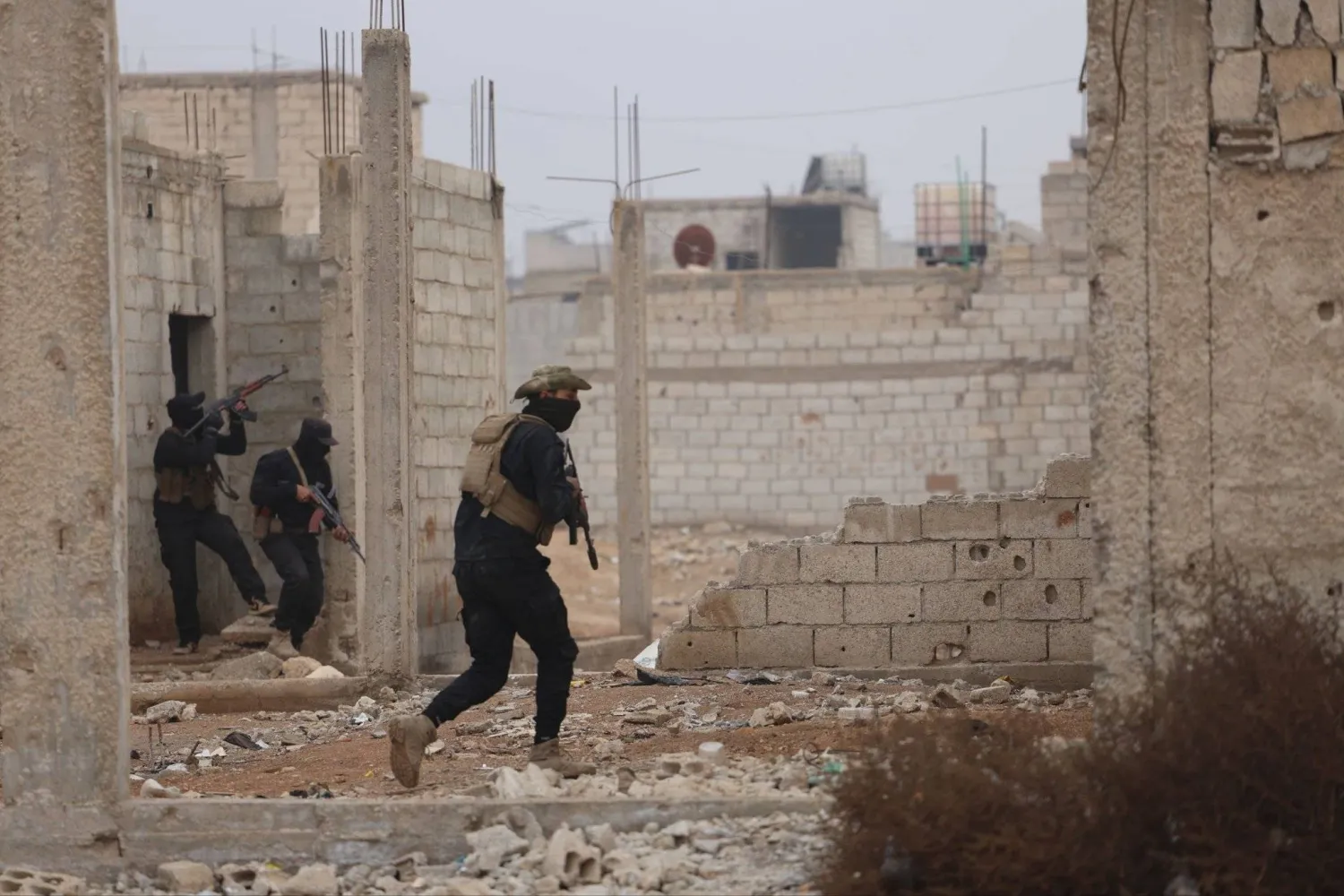 عناصر من قوات الشرطة السورية خلال عملية أمنية (وزارة الداخلية السورية)