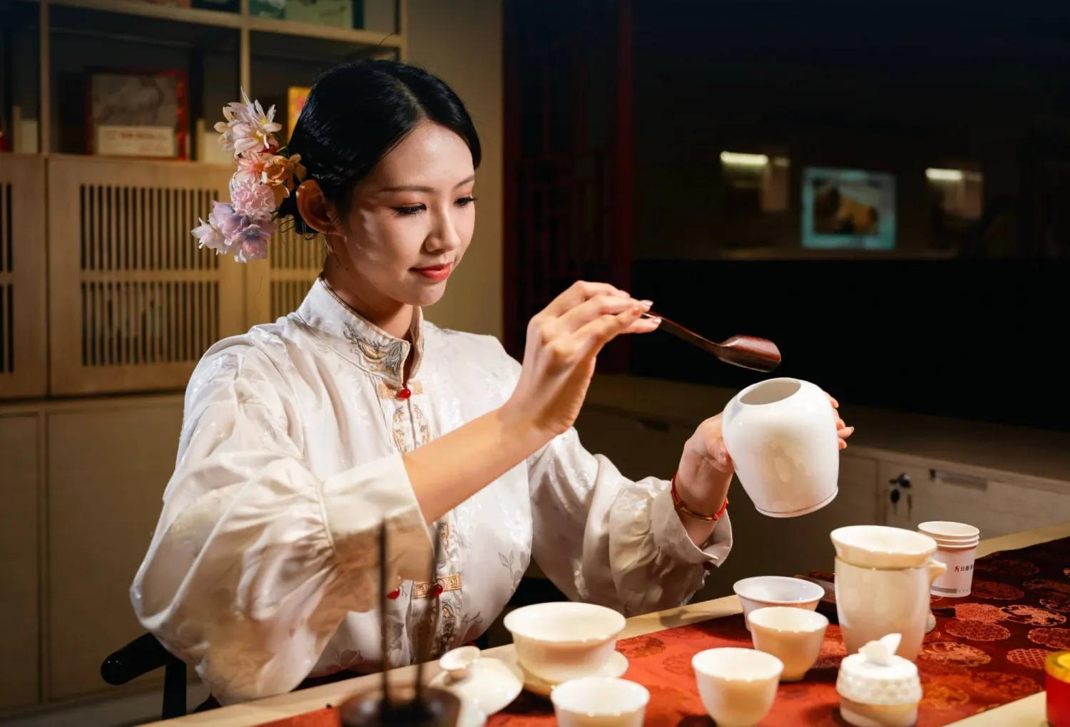 ثقافتان تتشاركان التعبير عن الموروث وصور الإبداع في مكانٍ واحد (وزارة الثقافة)