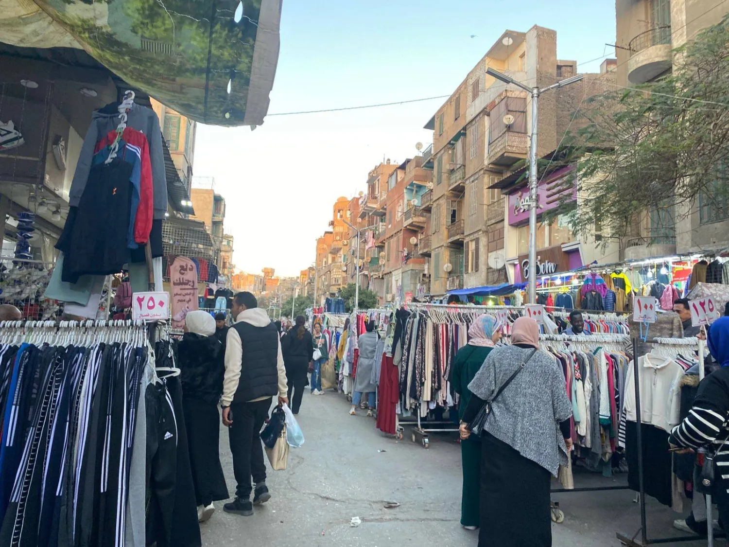 أسواق الملابس المستعملة تستقبل جماهير جديدة للتكيُّف مع الغلاء (الشرق الأوسط)