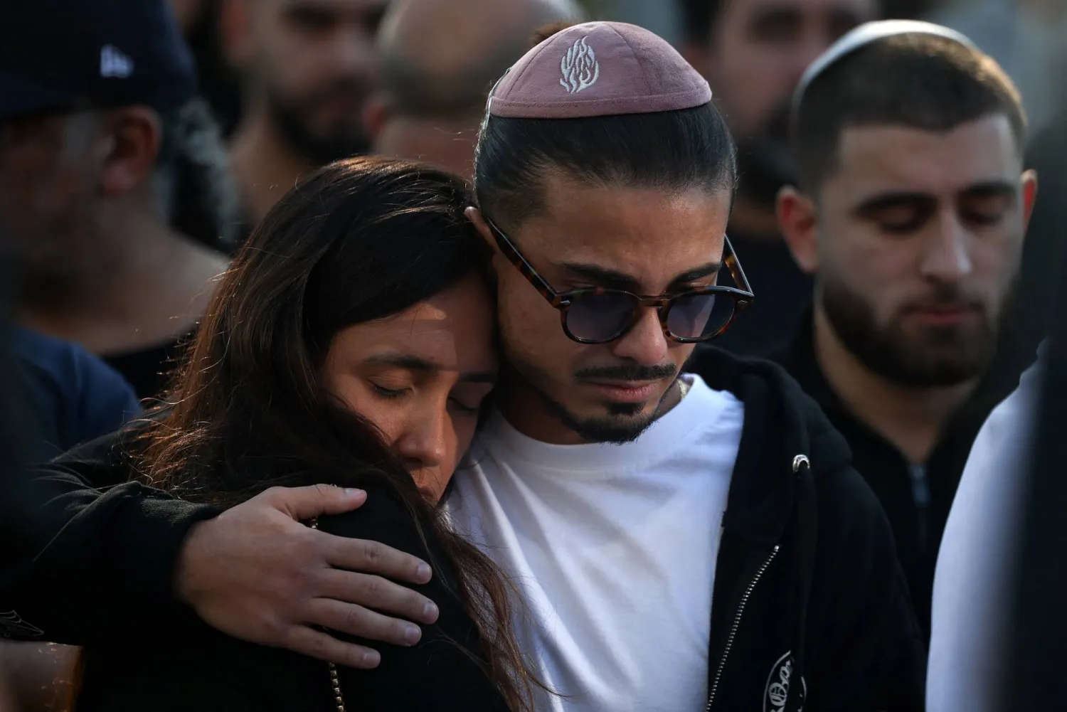 حضر المشيعون جنازة دان إلكيام الشاب اليهودي الفرنسي البالغ من العمر 27 عاماً الذي هاجر إلى أستراليا وقُتل في حادث إطلاق نار خلال احتفال بعيد الأنوار (حانوكا) على شاطئ بوندي في سيدني بأشدود بإسرائيل 25 ديسمبر 2025 (رويترز)