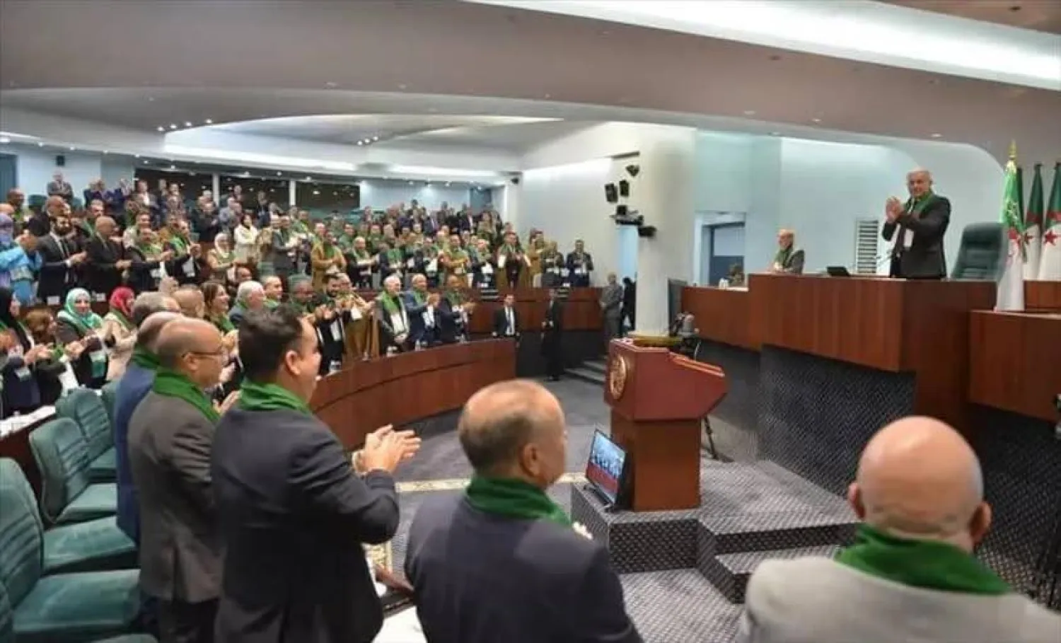 تصفيق في البرلمان الجزائري عقب التصويت على قانون تجريم الاستعمار (البرلمان)