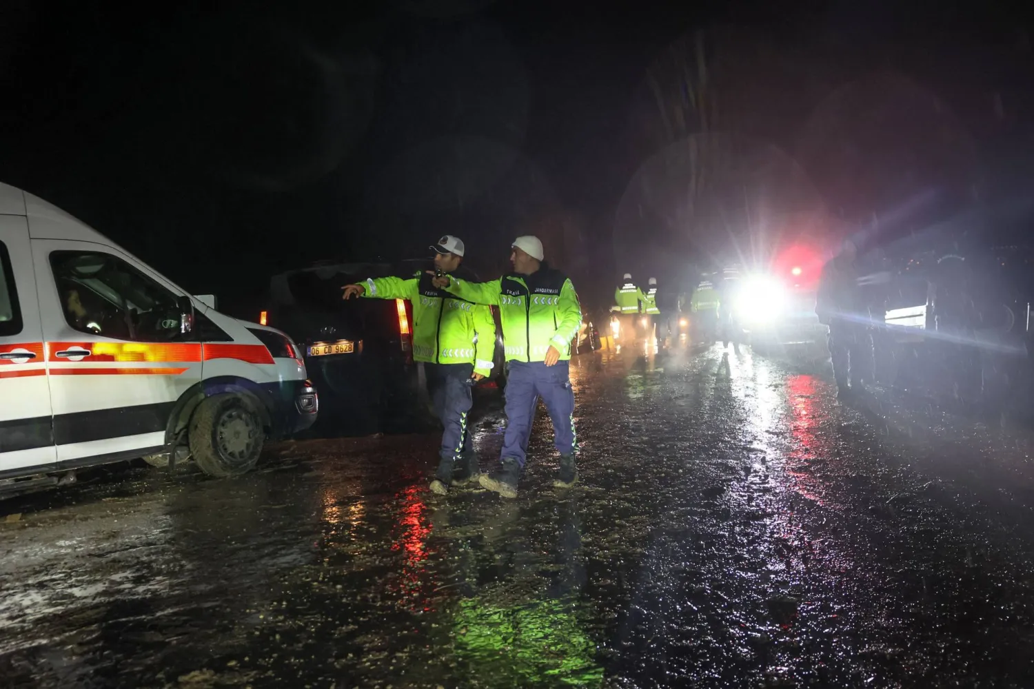 فرق الإسعاف والإنقاذ التركية في موقع تحطم طائرة رئيس الأركان التركي عقب سقوطها مساء الثلاثاء الماضي (أ.ف.ب)