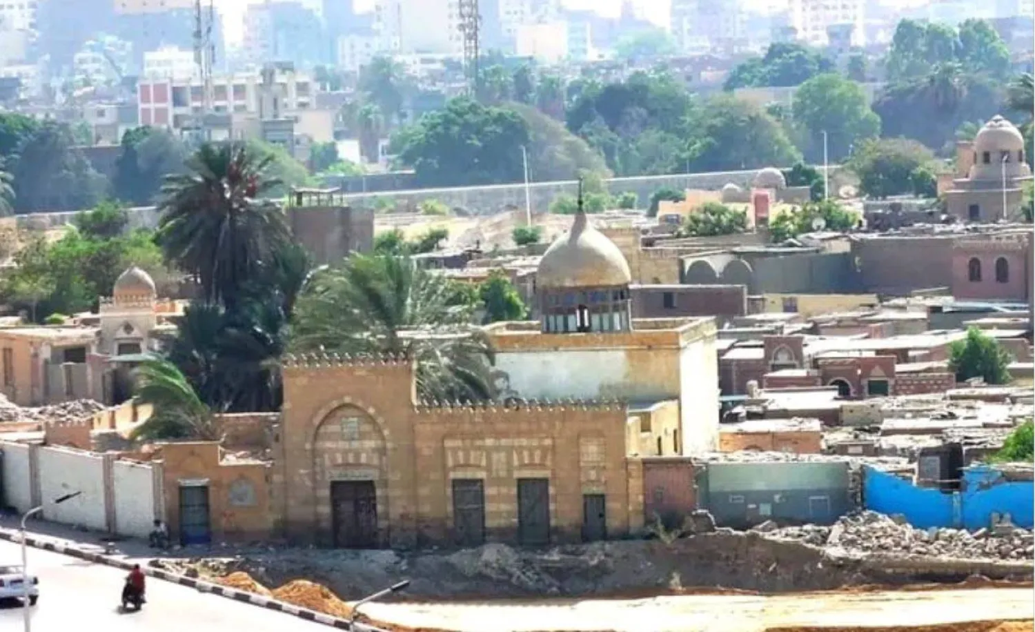 الضريح الذي دُفن فيه أحمد شوقي يخص عائلة زوجته (صفحة «جبانات مصر» على «فيسبوك»)