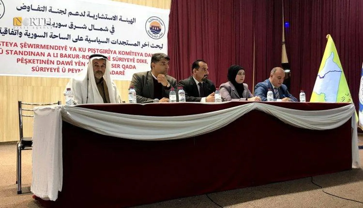 اجتماع الهيئة الاستشارية لدعم لجنة تفاوض شمال شرقي سوريا مع دمشق في مدينة الطبقة الخميس (نورث برس)