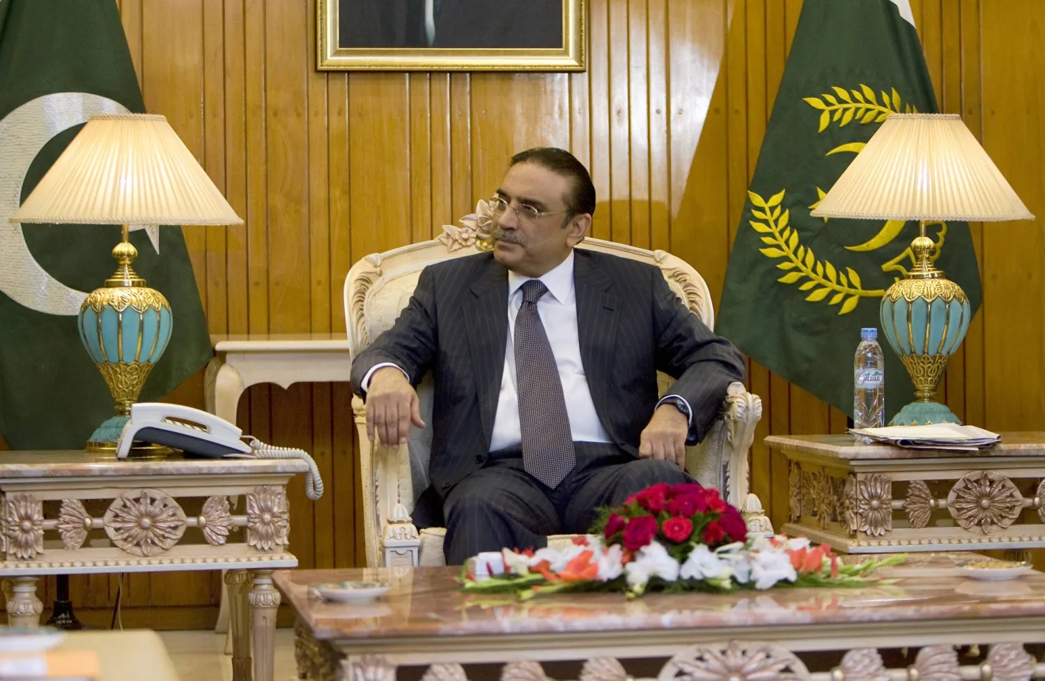 تظهر الصورة للرئيس الباكستاني آصف علي زرداري بالقصر الرئاسي في إسلام آباد (د.ب.أ)