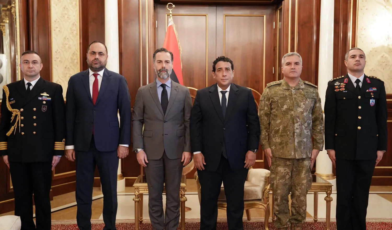 المنفي مستقبلاً سفير تركيا لدى ليبيا غوفين بيجيتش والوفد المرافق له الخميس (المجلس الرئاسي الليبي)
