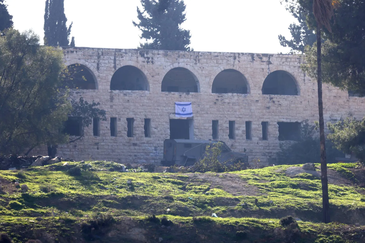 آلية عسكرية إسرائيلية في مستوطَنة سنور قرب مدينة جنين بالضفة الغربية المحتلة يوم الخميس (إ.ب.أ)