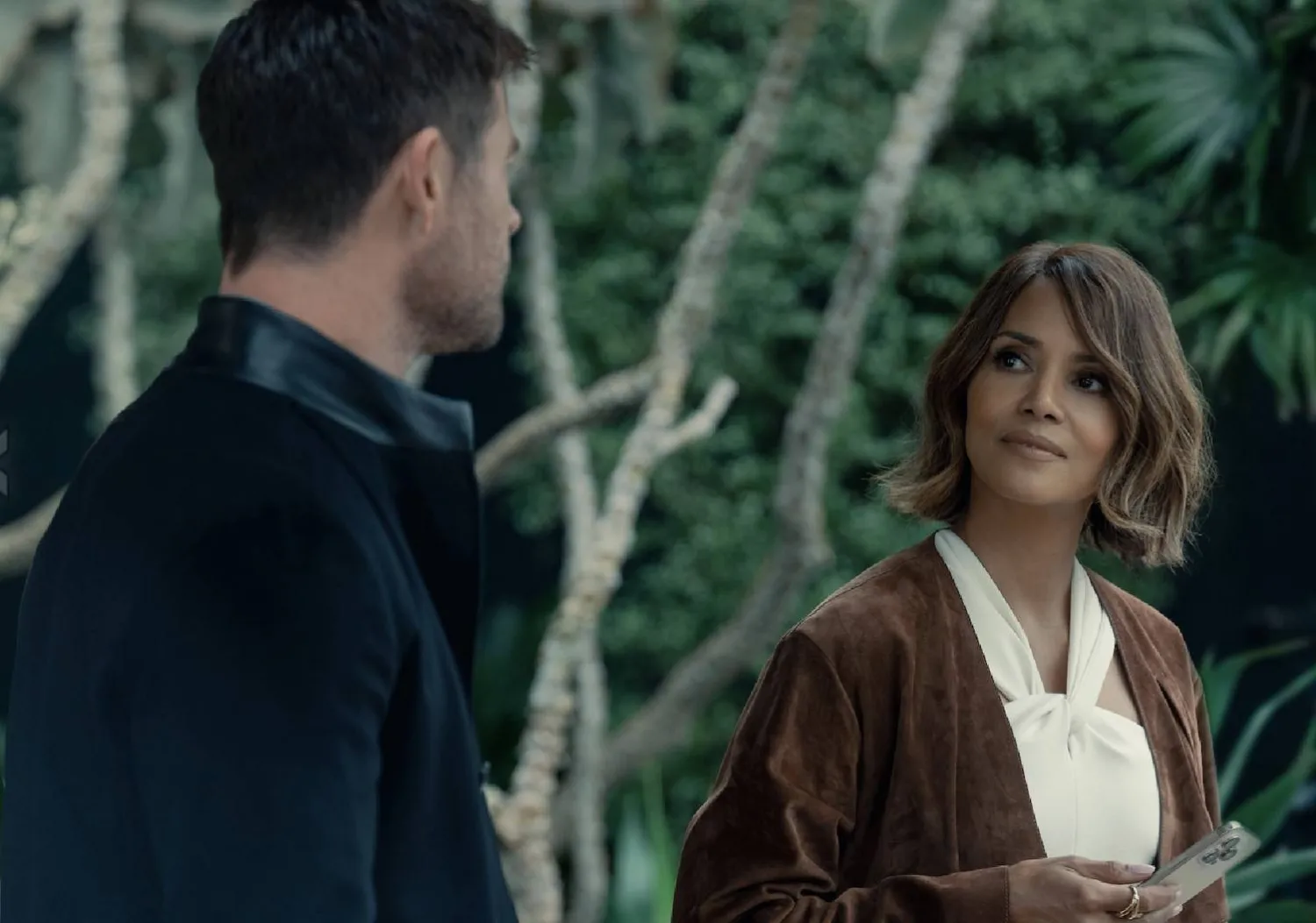 كريس همسوورث وهالي بَري في «جريمة 101» (أمازون - م ج م)