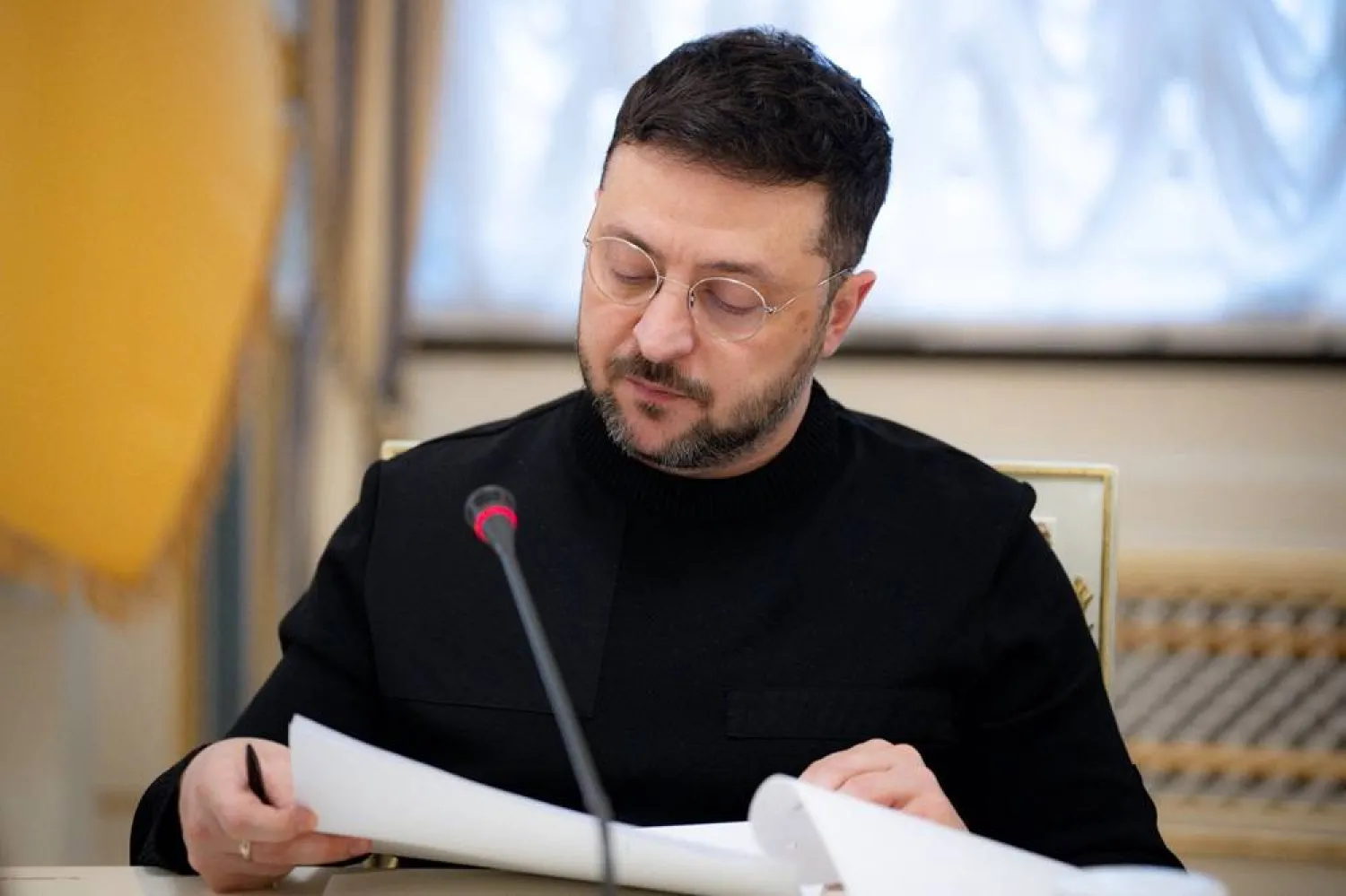 This handout photograph taken on December 23, 2025 and released by the Ukrainian Presidential Office on December 24, 2025 shows Ukraine's President Volodymyr Zelensky during a meeting with journalists in Kyiv. (Handout / Ukrainian Presidential Office/ AFP) 