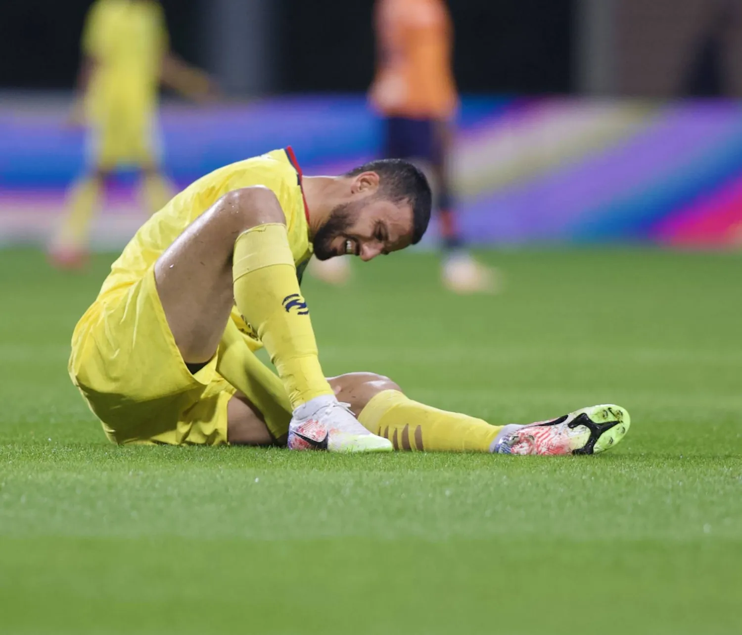 السومة متألماً بعد تعرضه للإصابة (تصوير: نايف العتيبي)