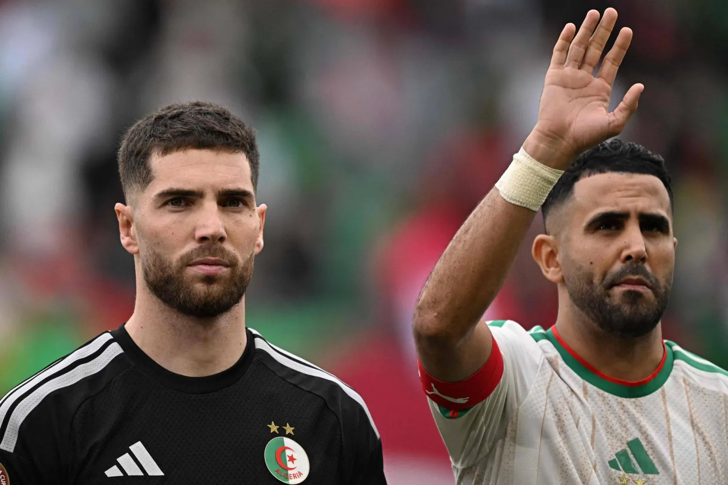 لوكا زيدان وإلى جانبه محرز قبل انطلاق مباراة السودان (أ.ف.ب)