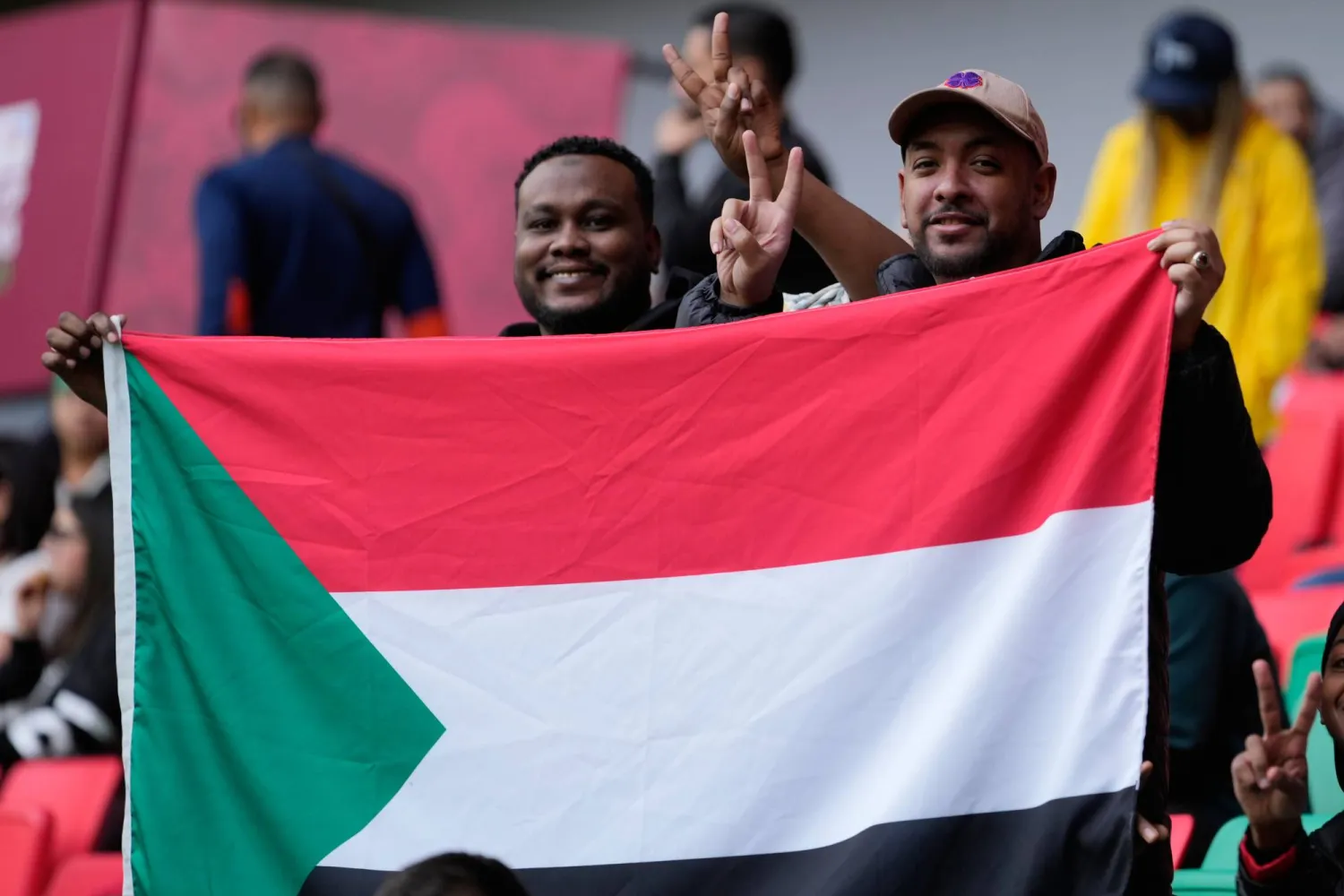 مشجع سوداني يساند منتخب بلاده خلال مباراته أمام الجزائر (أ.ب)