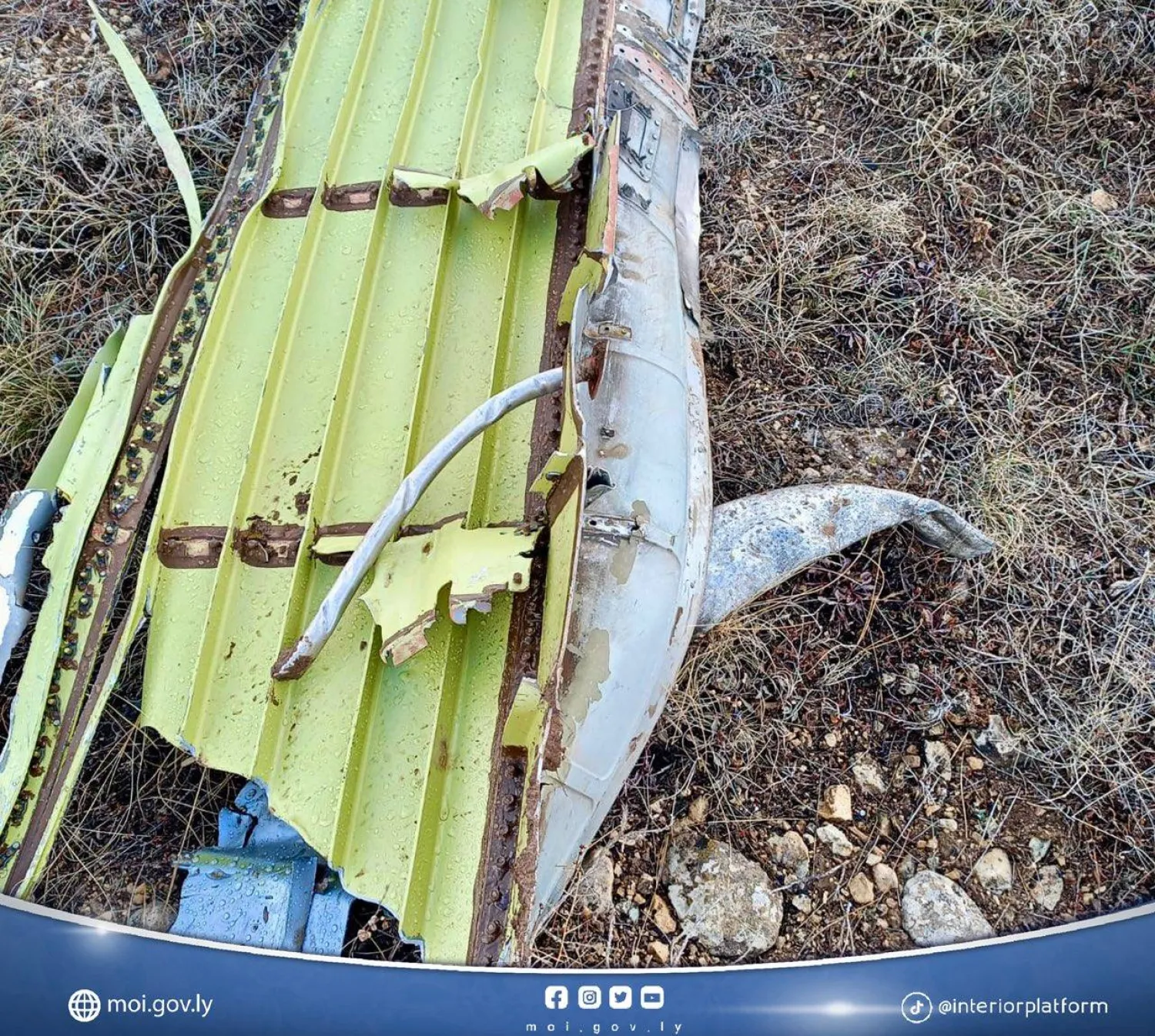 أجزاء من حطام الطائرة المنكوبة التي كانت تقلّ الحداد ورفاقه (وزارة الداخلية بغرب ليبيا)