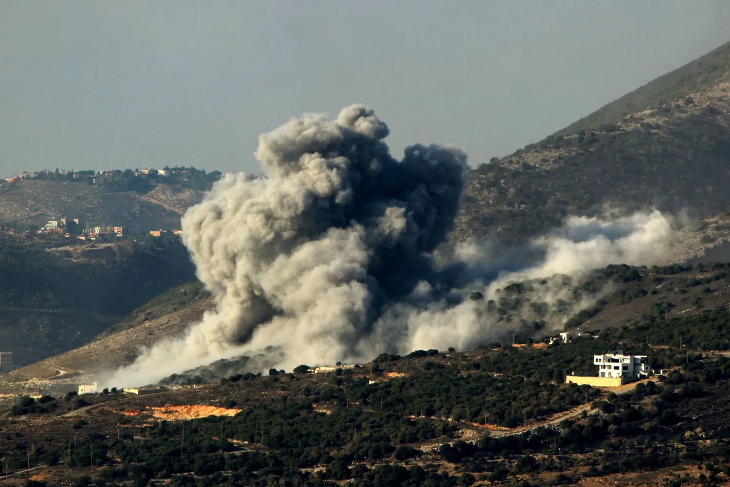 FILED - 27 November 2025, Lebanon, Mahmoudieh: Smoke billows after Israeli air raids on Hezbollah positions in the southern Lebanese village of Mahmoudieh. Photo: Stringer/dpa