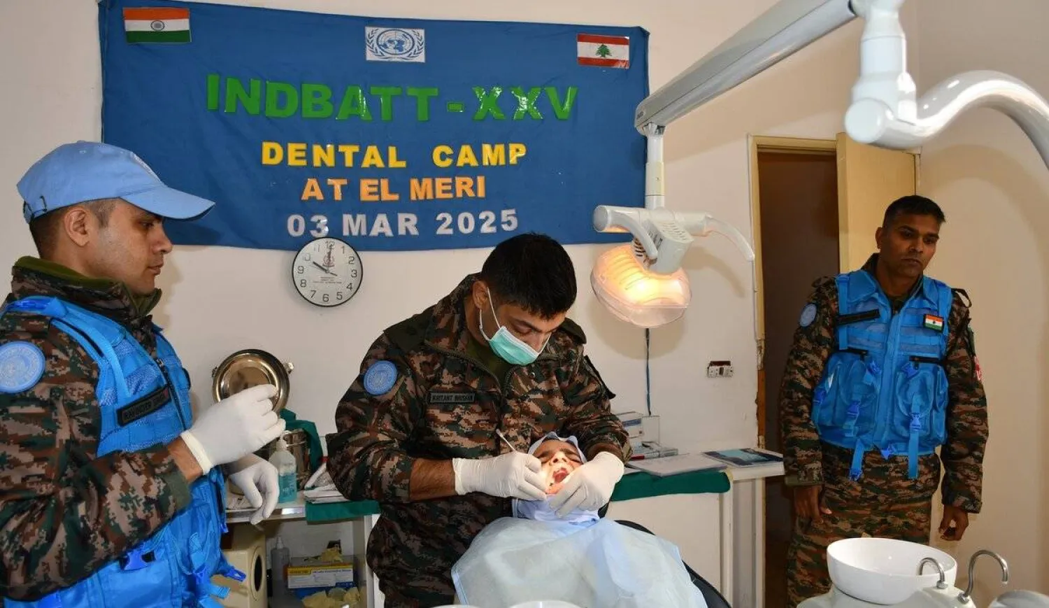 عناصر من «يونيفيل» يقدمون الرعاية الصحية لمواطنة في جنوب لبنان (يونيفيل)