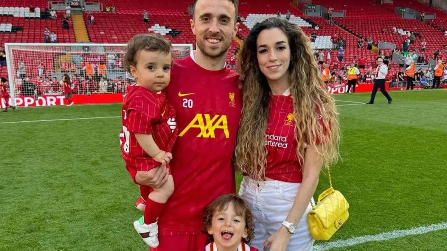 ديوغو جوتا لاعب ليفربول الراحل رفقة زوجته ونجليه (نادي ليفربول)