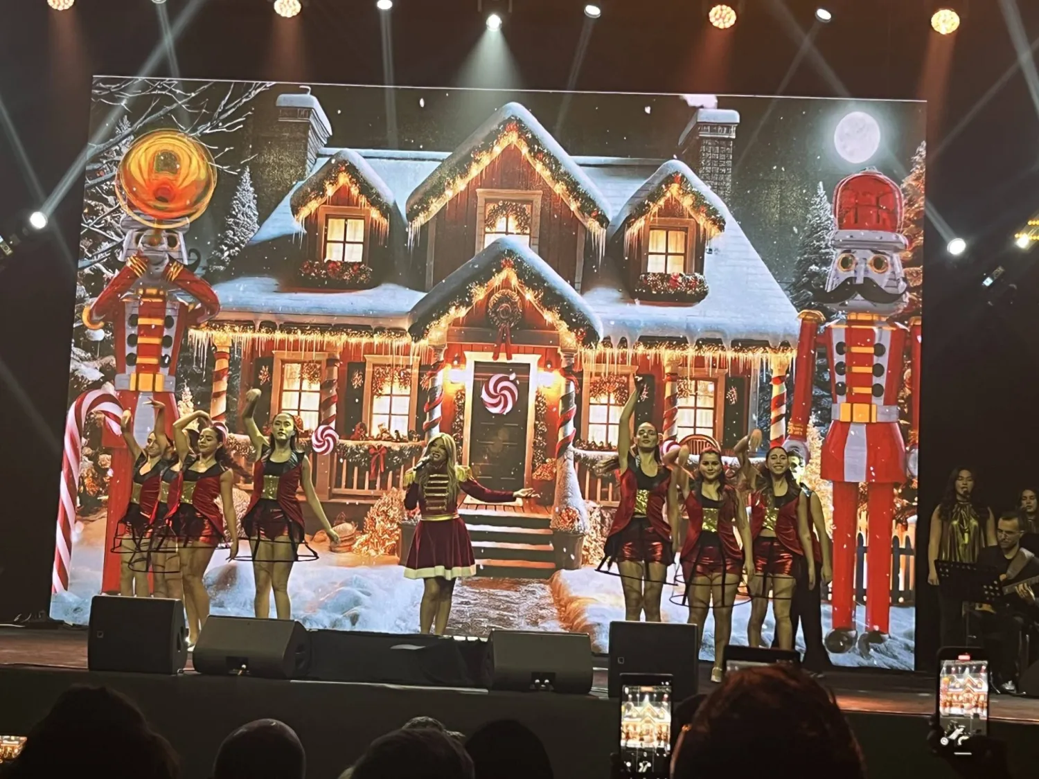 ديكورات تنسجم مع المناسبة حضرت على الخشبة (الشرق الأوسط)