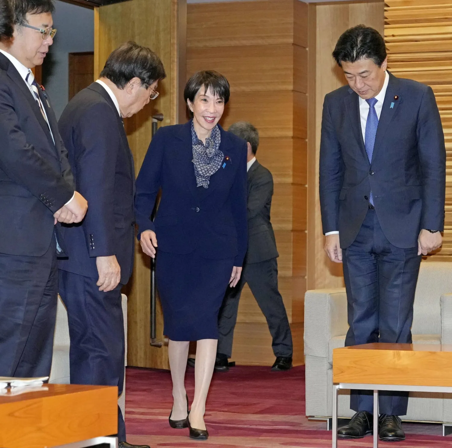 رئيسة الوزراء اليابانية ساناي تاكايتشي لدى وصولها إلى مقر الحكومة يوم الجمعة لبحث الموازنة الجديدة (رويترز)