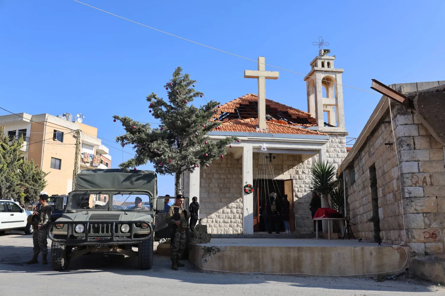 دورية للجيش اللبناني قرب كنيسة متضررة جراء الحرب في بلدة الخيام بجنوب لبنان صباح عيد الميلاد الخميس (إ.ب.أ)
