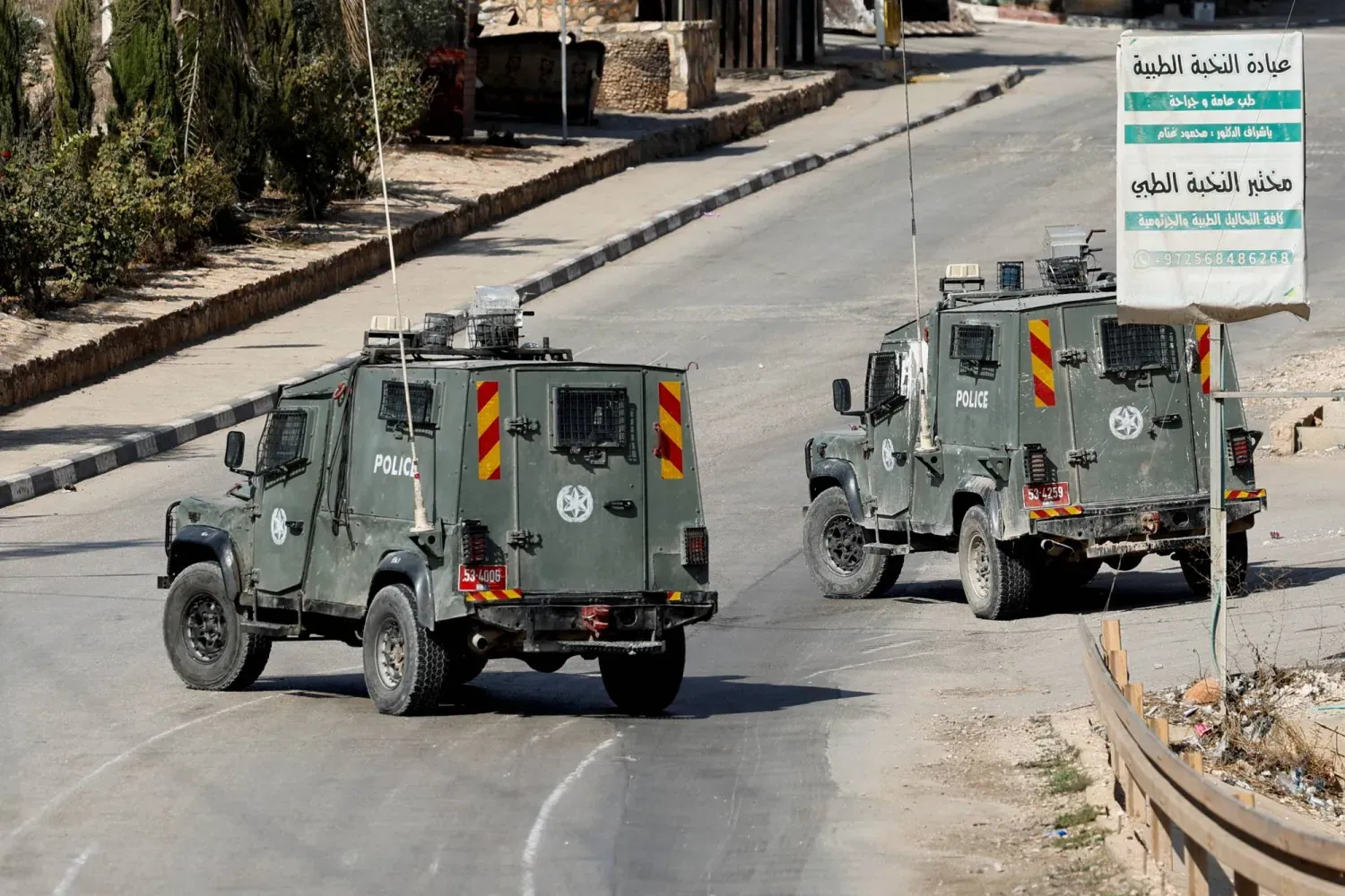 İsrail polis araçları, Batı Şeria'da düzenlenen bir baskın sırasında (Arşiv-Reuters)