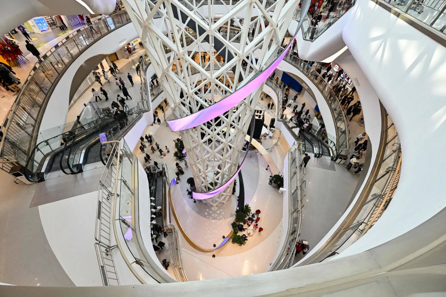 رواد أحد المراكز التجارية الكبرى في العاصمة الصينية بكين (أ.ف.ب)