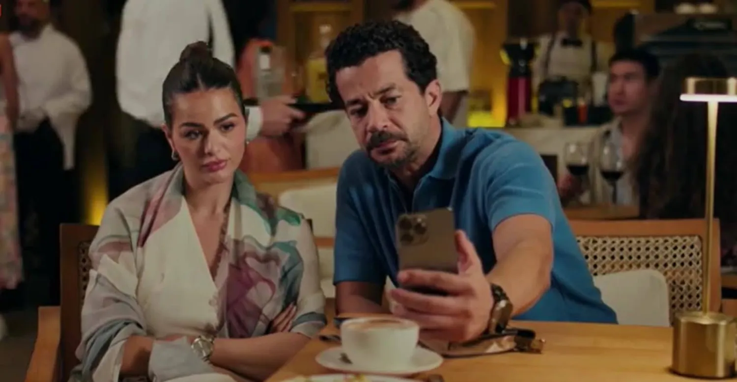 شريف سلامة وهنادي مهنا في لقطة من مسلسل «سنجل ماذر فاذر» (إم بي سي)