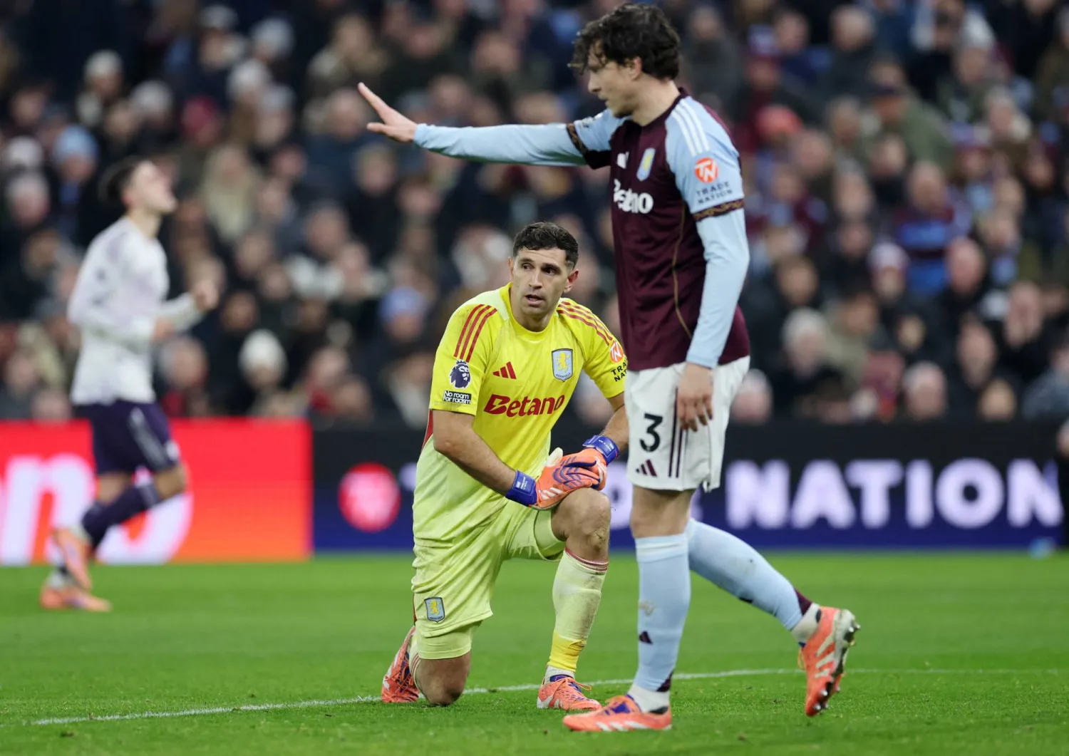 فيكتور لينديلوف لاعب أستون فيلا (رويترز)