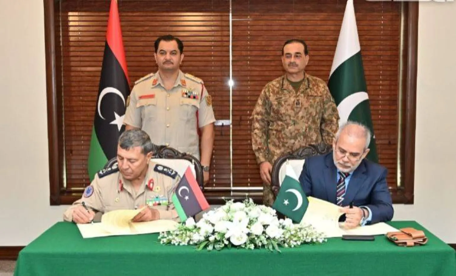من مراسم توقيع اتفاق مشترك بين «الوطني الليبي» والجيش الباكستاني بحضور صدام حفتر وعاصم منير (إعلام القيادة العامة)