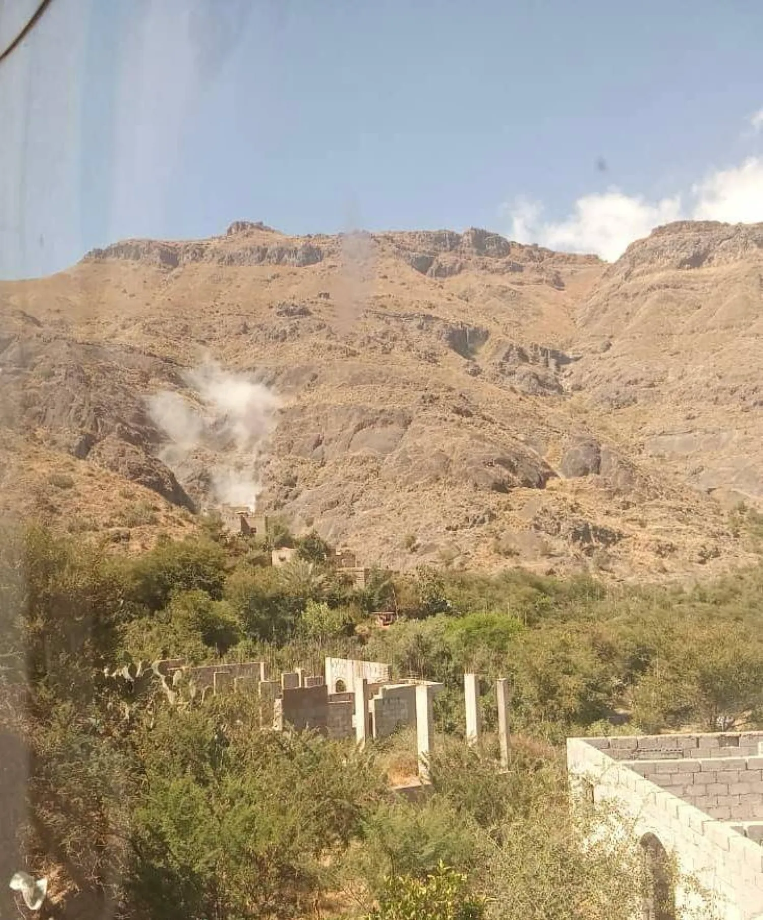 غبار تسببت به أعمال حفر وتفجيرات حوثية في مديرية السياني بمحافظة إب (إكس)