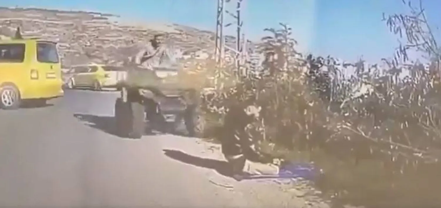 جندي احتياط إسرائيلي يصدم فلسطينياً بسيارته أثناء الصلاة بالضفة الغربية