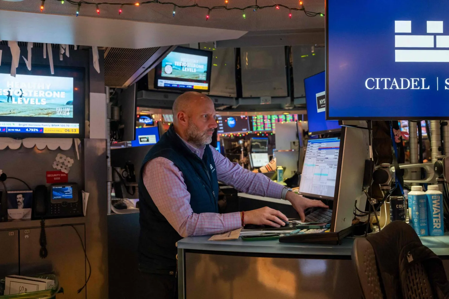 متداول يعمل في بورصة نيويورك (أ.ف.ب)