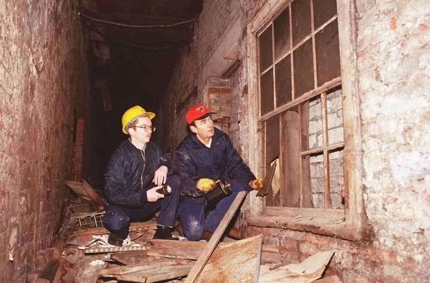 يضم الشارع المدفون محالاً تجارية وطريقاً قديماً (إنستغرام)