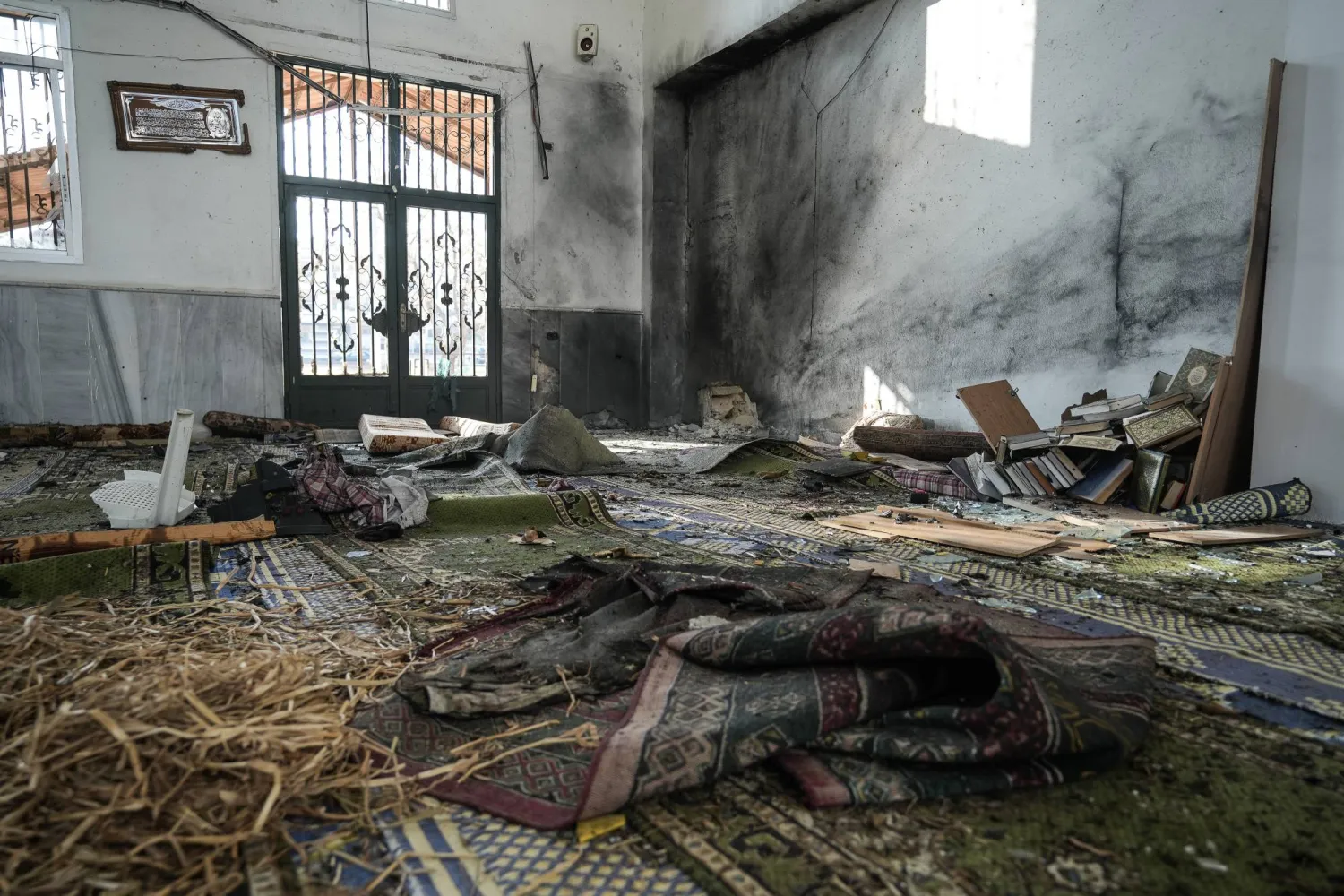 آثار الانفجار في مسجد علي بن أبي طالب بحمص (د.ب.أ)