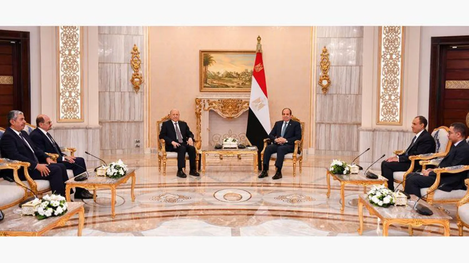 الرئيس المصري عبد الفتاح السيسي خلال لقاء سابق مع رئيس المجلس الرئاسي اليمني بالقاهرة في نوفمبر 2024 (الرئاسة المصرية)