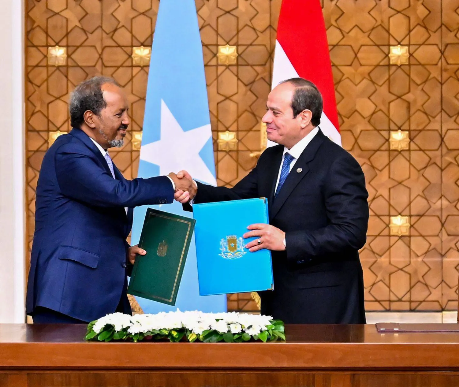الرئيس المصري عبد الفتاح السيسي ونظيره الصومالي حسن شيخ محمود يوقِّعان في يناير 2025 إعلاناً مشتركاً لترفيع العلاقات إلى «شراكة استراتيجية شاملة» (الرئاسة المصرية)
