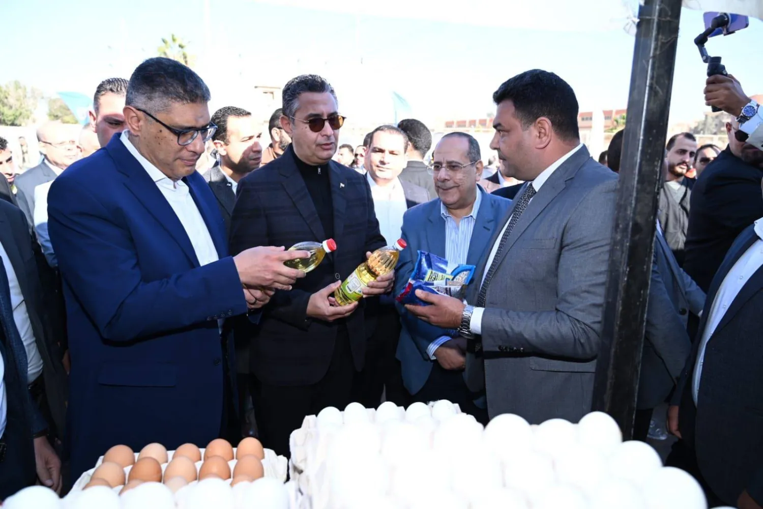 وزير التموين المصري شريف فاروق أثناء تفقده أحد الأسواق بالقاهرة (وزارة التموين المصرية)