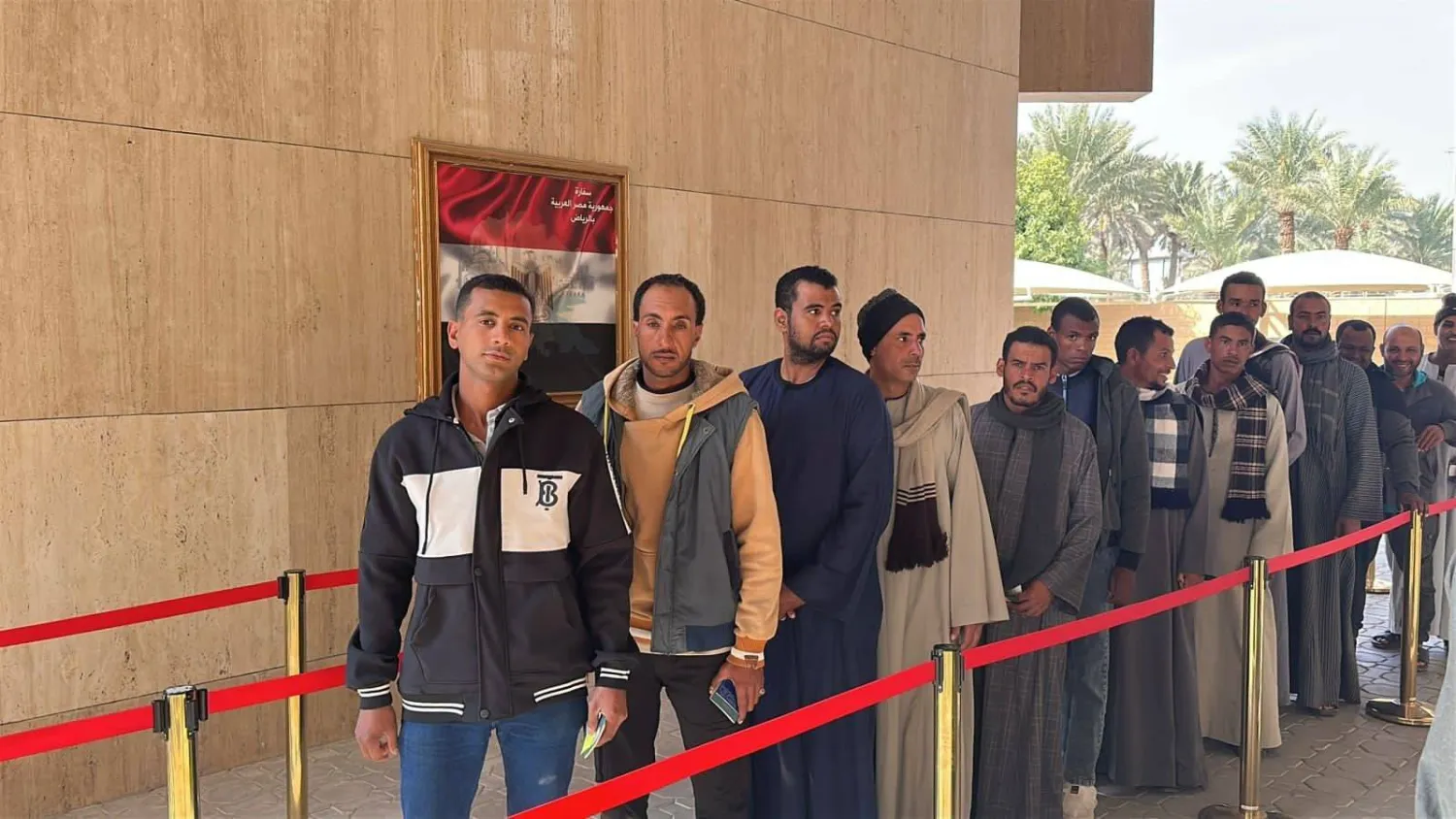 مصريون في طابور أمام القنصلية المصرية بالرياض قبل الإدلاء بأصواتهم الخميس (تنسيقية شباب الأحزاب)