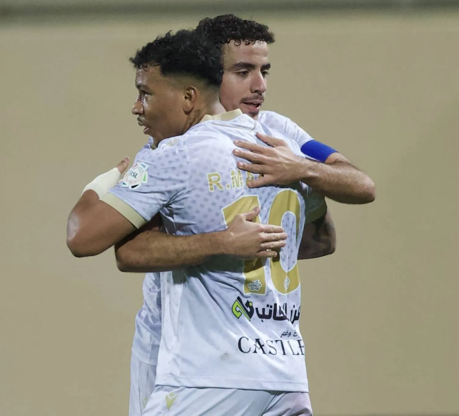 فرحة التعاون بالهدف الأول (تصوير: نايف العنزي)