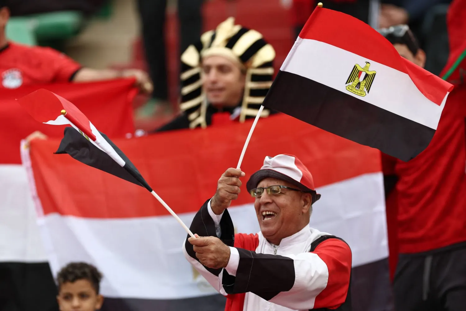 مشجع مصري يساند فريقه خلال مباراة جنوب أفريقيا (أ.ف.ب)