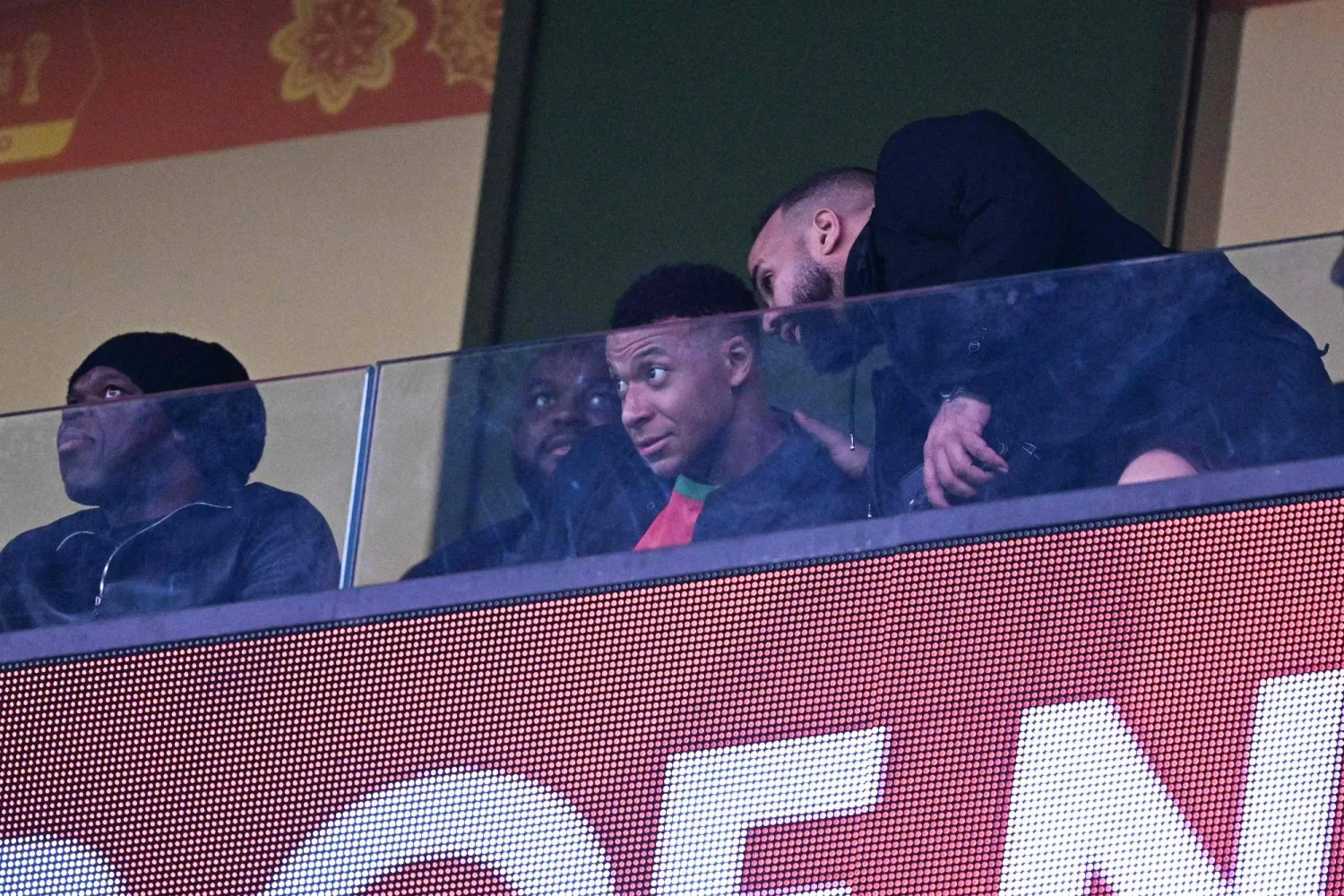 مبابي يتابع المباراة من المدرجات (أ.ف.ب)