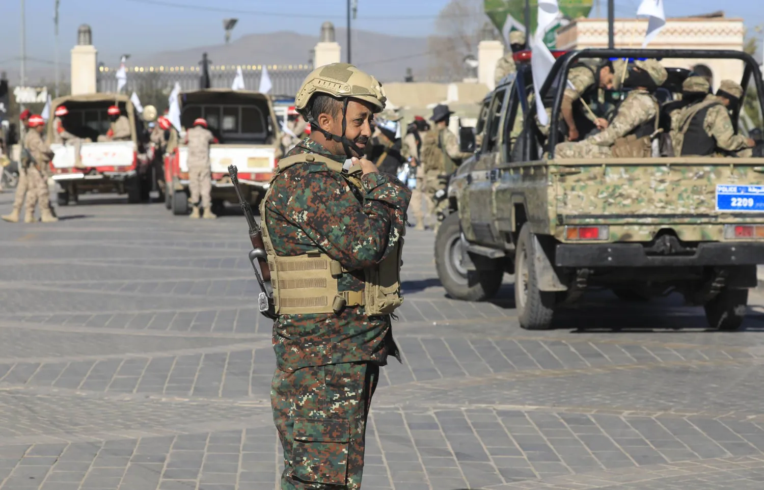 
الحوثيون يتربصون بالحكومة اليمنية مستغلين الخلافات بين مكونات الشرعية (إ.ب.أ)