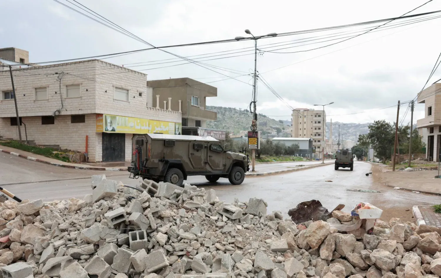 İsrail'in Cenin yakınlarındaki Kabatiya kasabasına düzenlediği baskında askeri araçlar çalışıyor (Reuters)