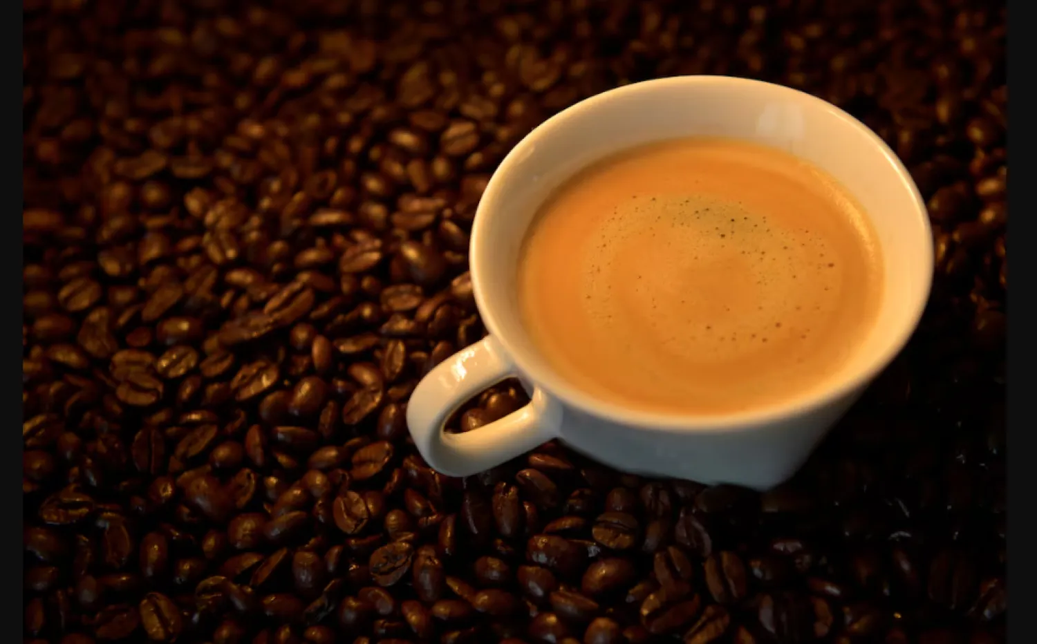 شرب القهوة يُؤثر على نسبة الحموضة في المعدة (رويترز)