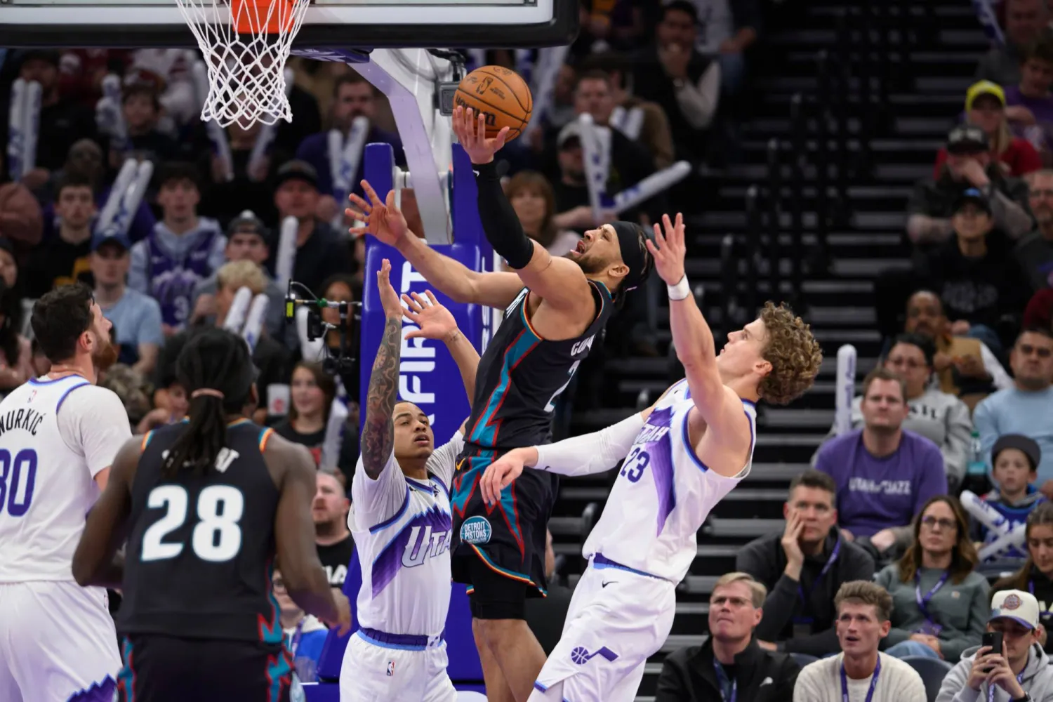 بيستونز سقط أمام جاز وظل متصدراً للشرق (أ.ب)