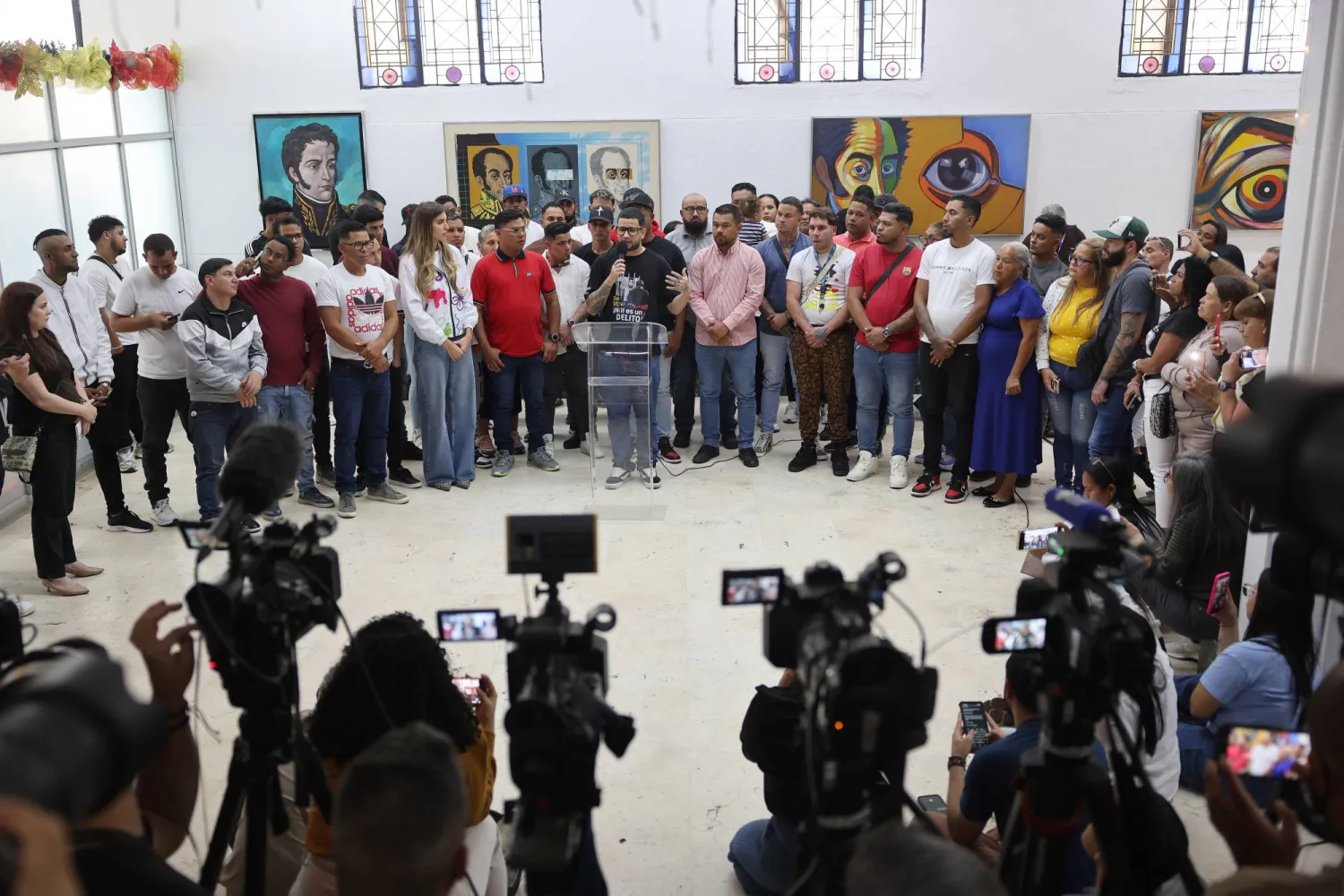 فنزويليون يتحدثون عن أوضاعهم في السلفادور (إ.ب.أ)