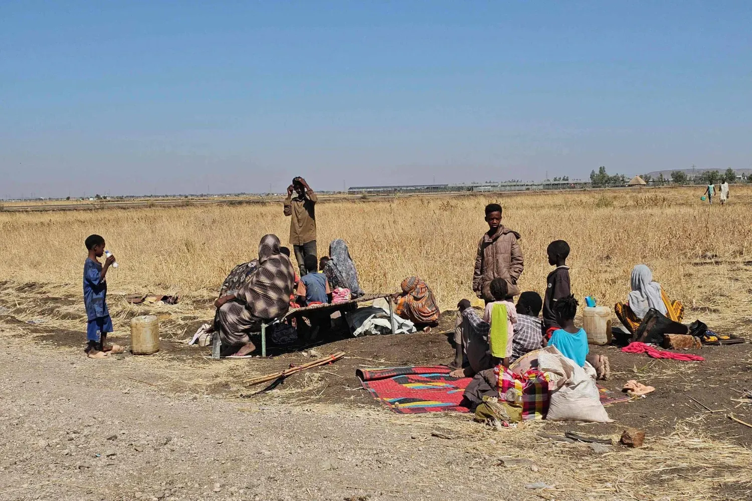  Yerinden edilmiş Sudanlılar, Sudan'ın doğusundaki El-Kadarif şehrinde geceyi geçiriyor (AFP)