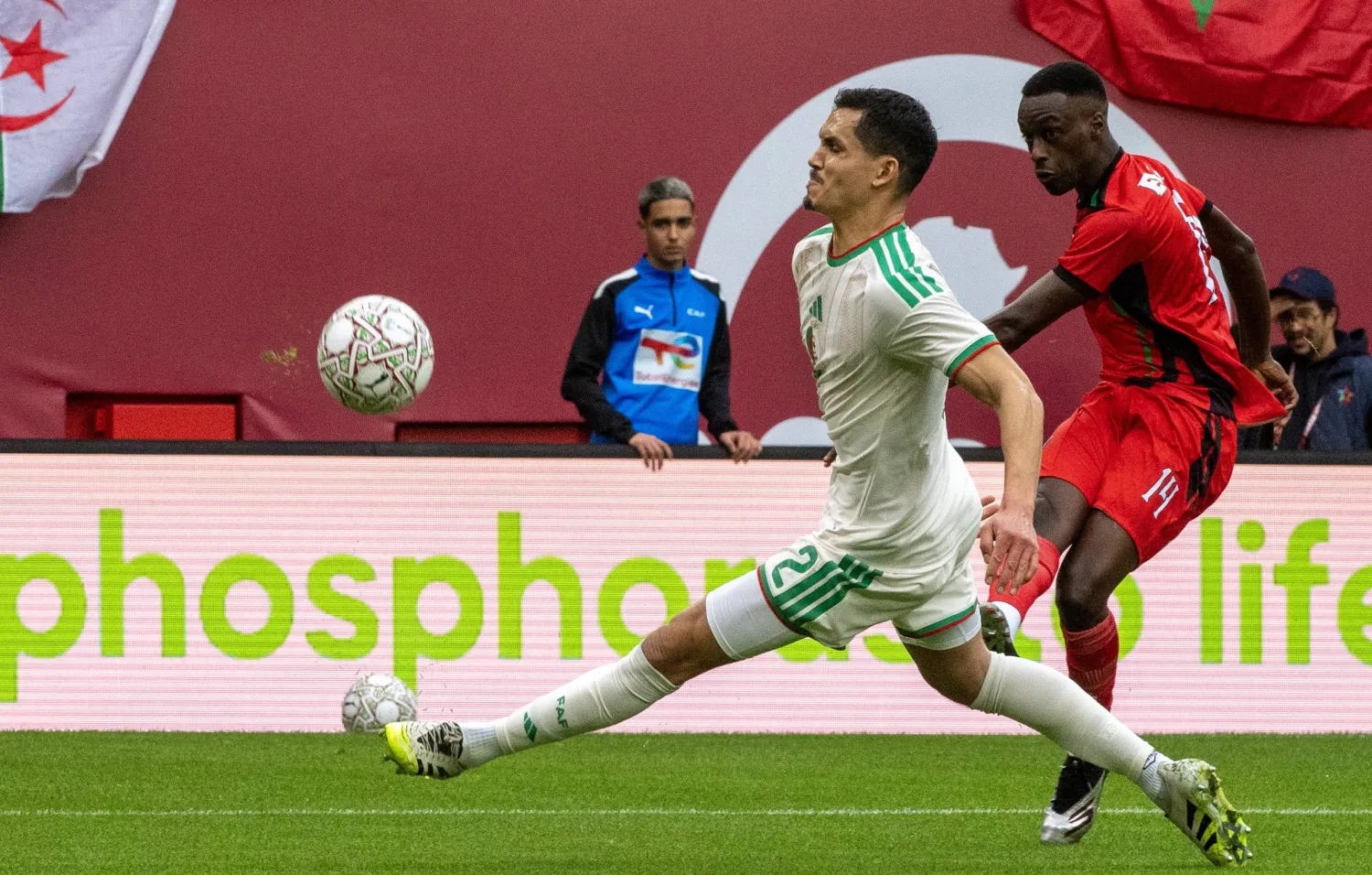 عيسى ماندي مدافع منتخب الجزائر (إ.ب.أ)