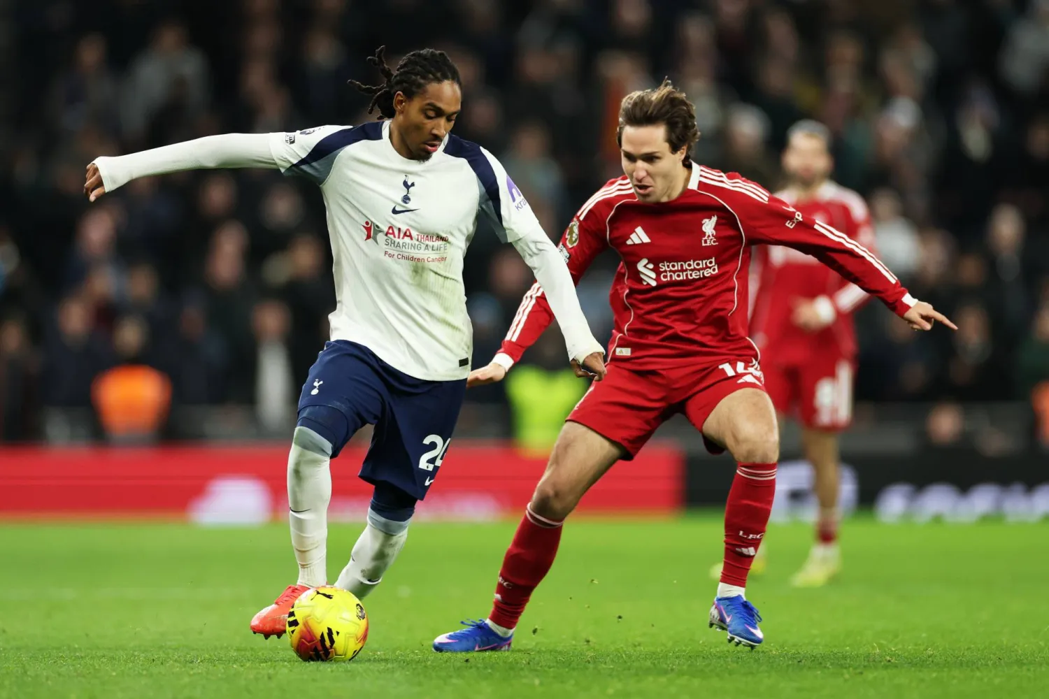 فيدريكو كييزا (يميناً) يملك حلولاً كثيرة لمساعدة ليفربول (أ.ب)