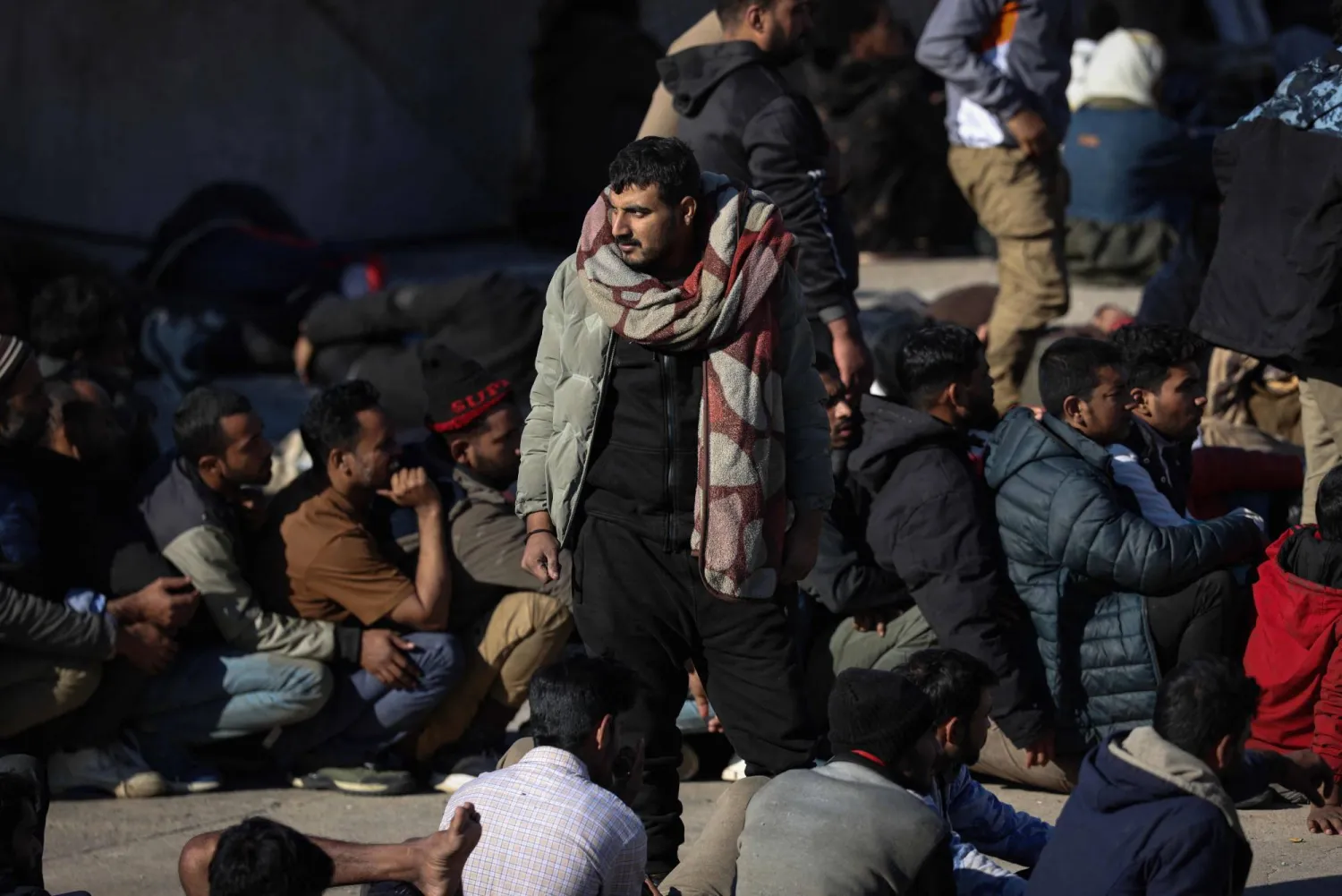 مهاجرون يُنتظَر نقلهم إلى ميناء أجيا غاليني بعد إنقاذهم من قبل جهاز خفر السواحل اليوناني في جزيرة كريت الأسبوع الماضي (أرشيفية - أ.ف.ب)